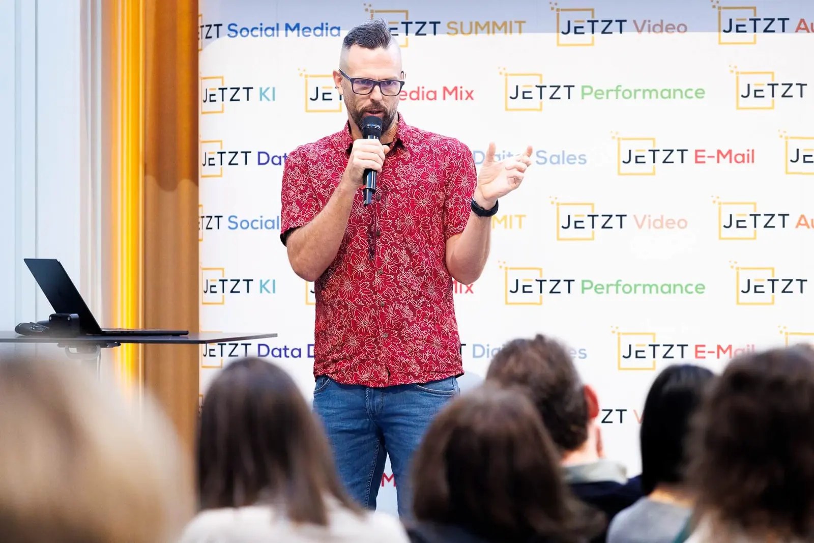 Franz Enzenhofer speaking on stage at the JETZT GEO/SEO conference in Vienna